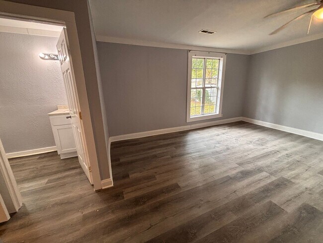 Building Photo - 3 Bedrooms, 2 Bathrooms - Home in Celenease!