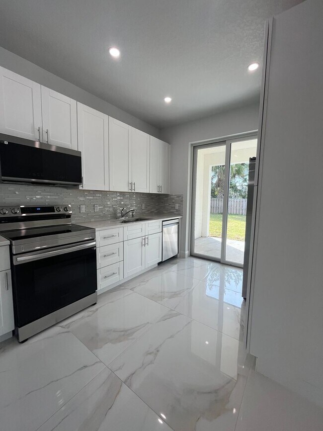 Building Photo - BEAUTIFUL BRAND NEW DUPLEX!!