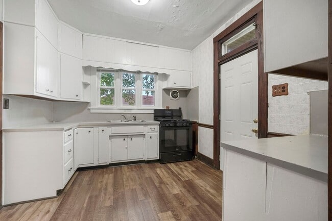 Building Photo - NEW LISTING -5 BEDROOM HOUSE!