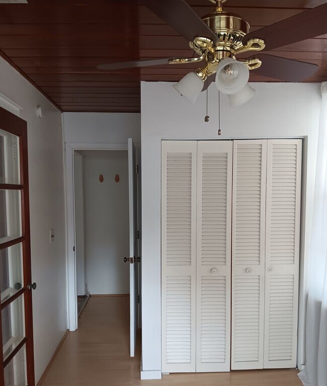 Building Photo - Annual 2 Bedroom + Den / 2 Bath Home – Sar...
