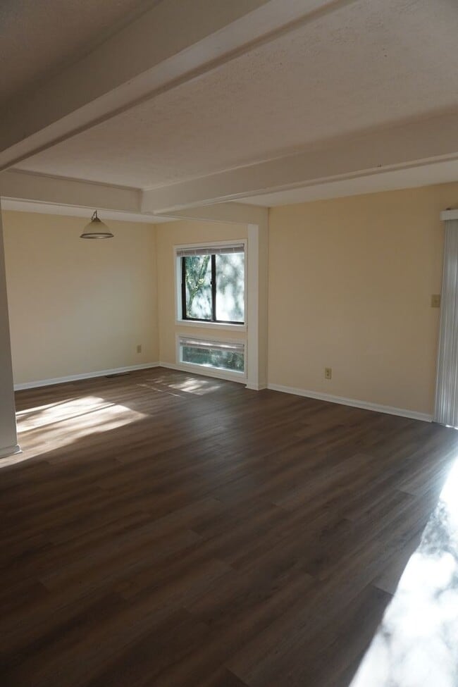 Building Photo - 195 Woodstone Dr