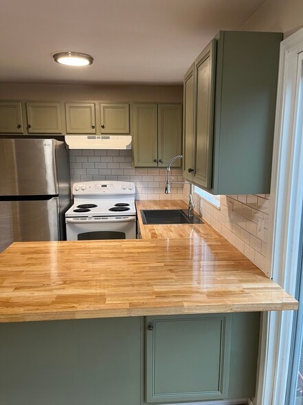 Building Photo - 4167 SE Cesar E Chavez Blvd