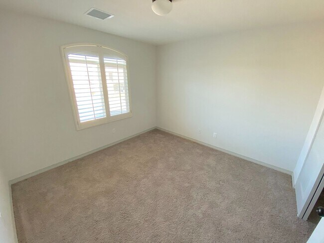 Building Photo - East El Paso 4 bed Refirg A/C