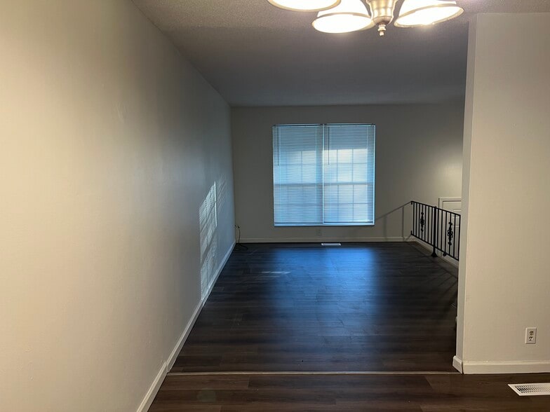 Living Room - 3710 Elmcrest Ln