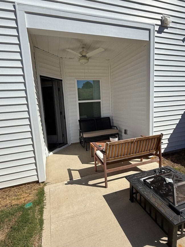 Building Photo - 1444 Donhill Dr