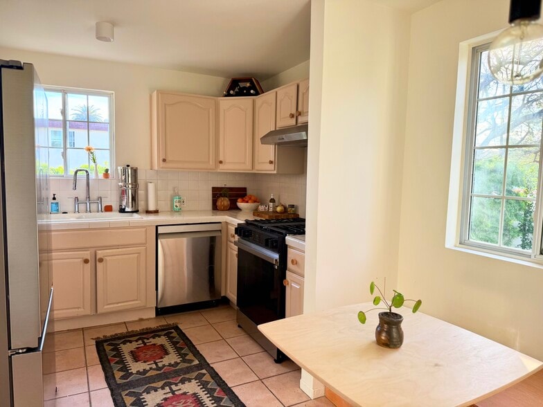 Building Photo - 2300 Pisani Pl