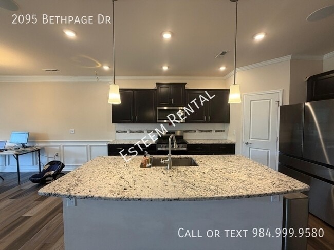 Building Photo - 2095 Bethpage Dr