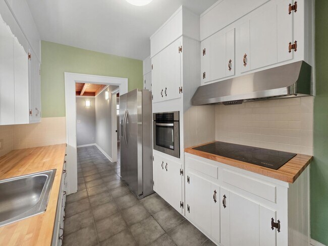 Building Photo - Charming East Point Duplex with Modern Updates & Private Yard - Housing Vouchers accepted