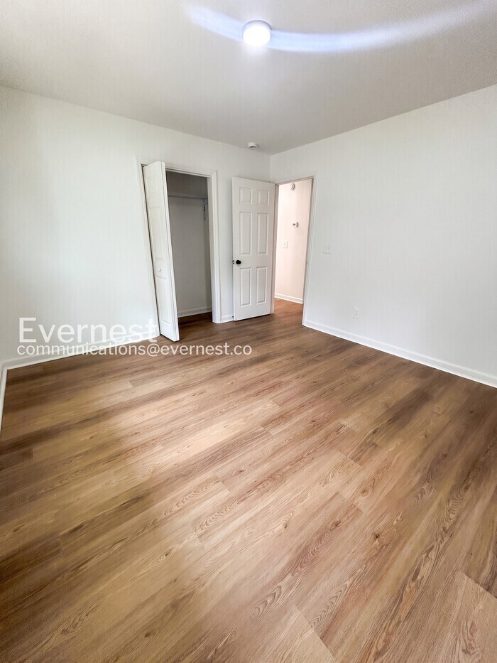 Building Photo - 411 E Torbush St
