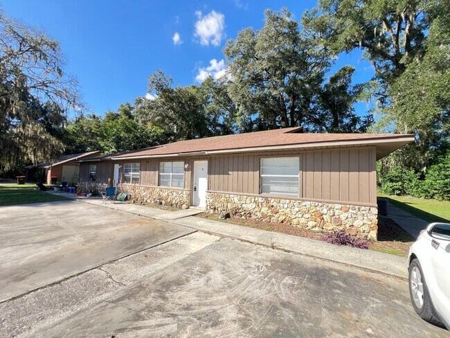 Building Photo - Charming Renovated 2 Bedroom, 1 Bathroom Home in Prime Ocala Location! Lawn Care Included!!