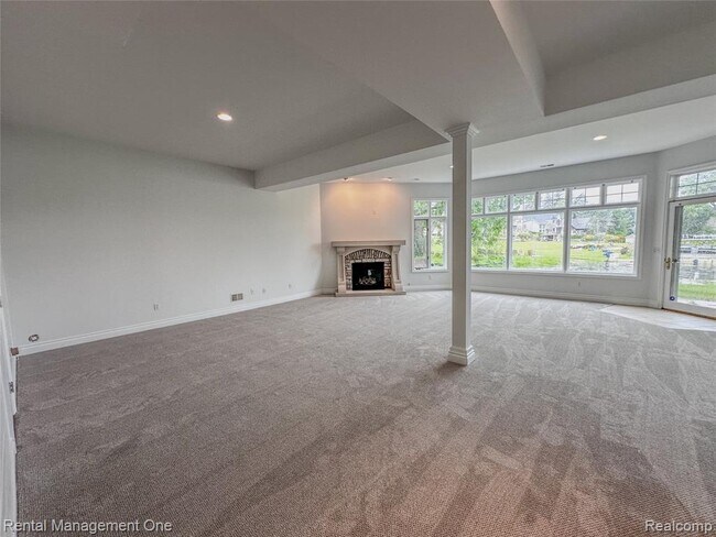 Building Photo - 5742 Putnam Dr