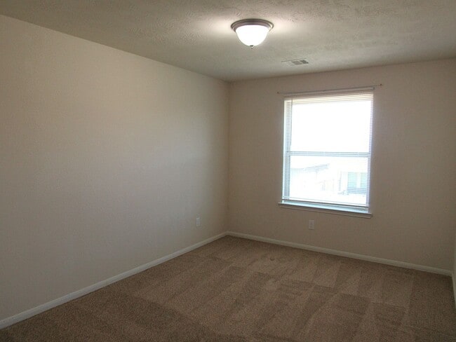 Building Photo - Spacious, Modern and Conveniently Located ...