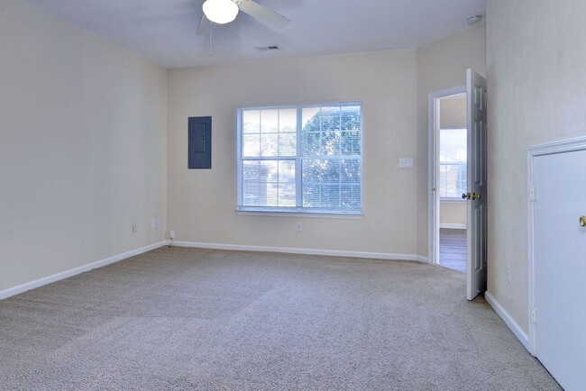 Building Photo - Convenient Coventry Condo