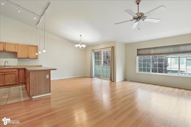 Building Photo - Charming 2BD/2BA Condo!