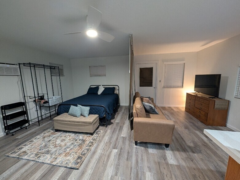 Building Photo - 739 Daisy Dr