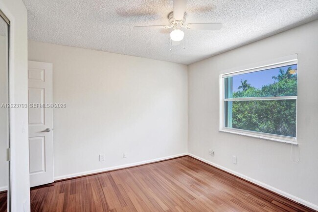 Building Photo - 21461 Sawmill Ct