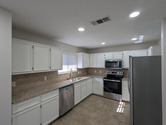 Building Photo - 210 Stone Gate Dr