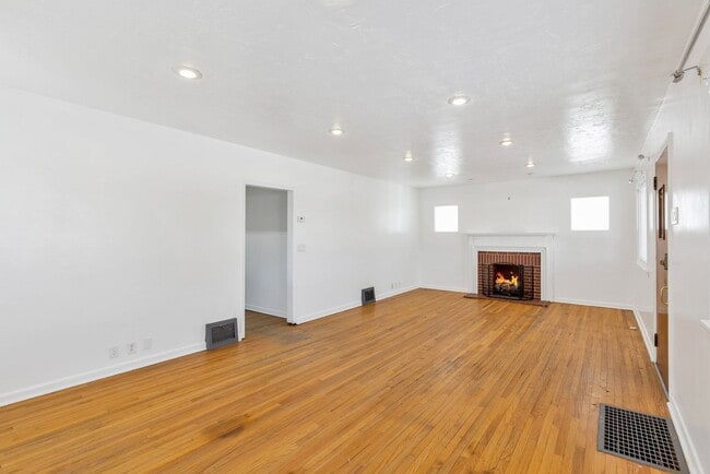 Building Photo - Charming 3 Bedroom Bungalow in West Valley