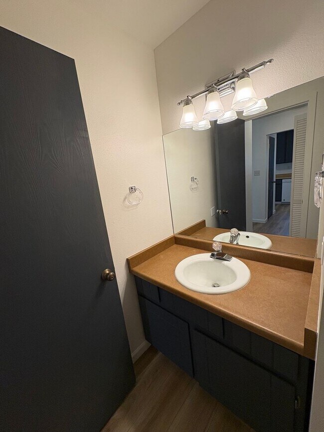 Building Photo - Updated **2 Bedroom | 1.5 Bath | 1-Car Garage Townhome**