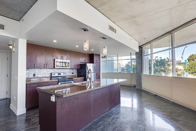 Building Photo - "Chic Urban Retreat: Spacious 1-Bedroom Oasis in the Heart of San Diego!"