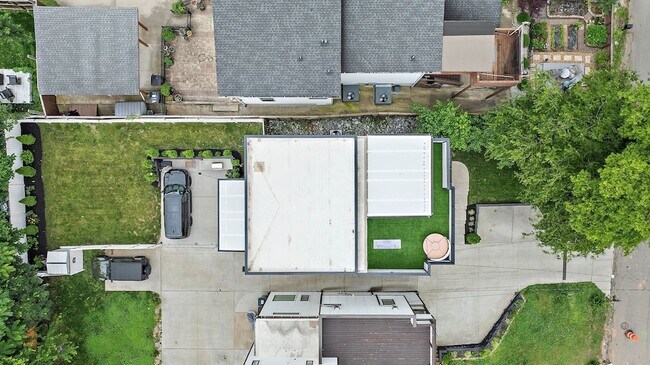 Building Photo - 409 Moore Ave