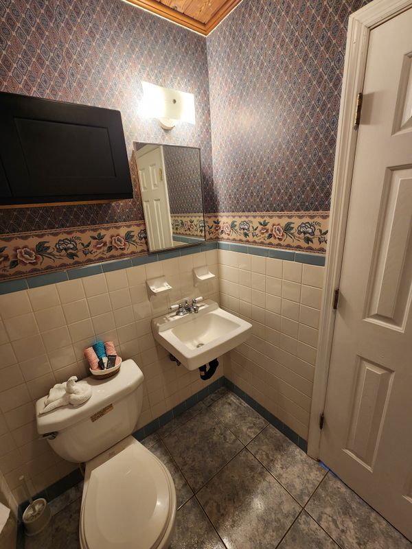 Building Photo - 407 Louis St