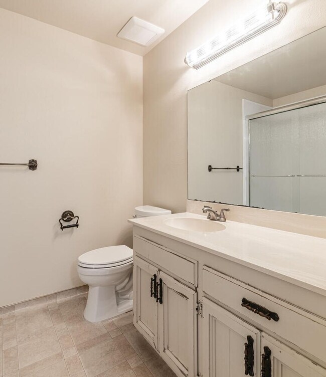 Building Photo - Charming 3-Bedroom Home with Beautifully U...