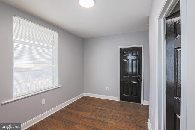 Building Photo - 9 Glenmore Ave