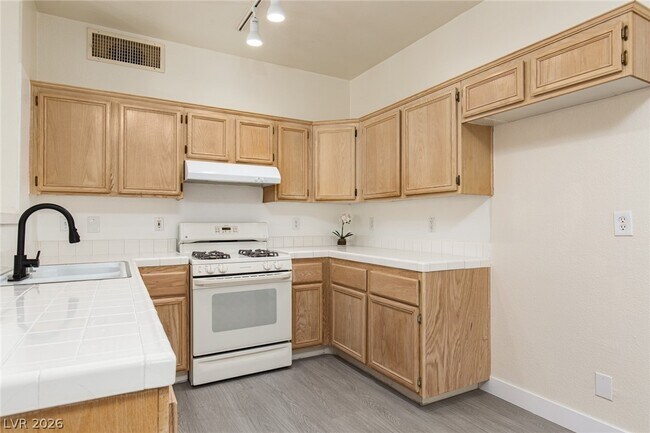 Building Photo - 2110 Los Feliz St