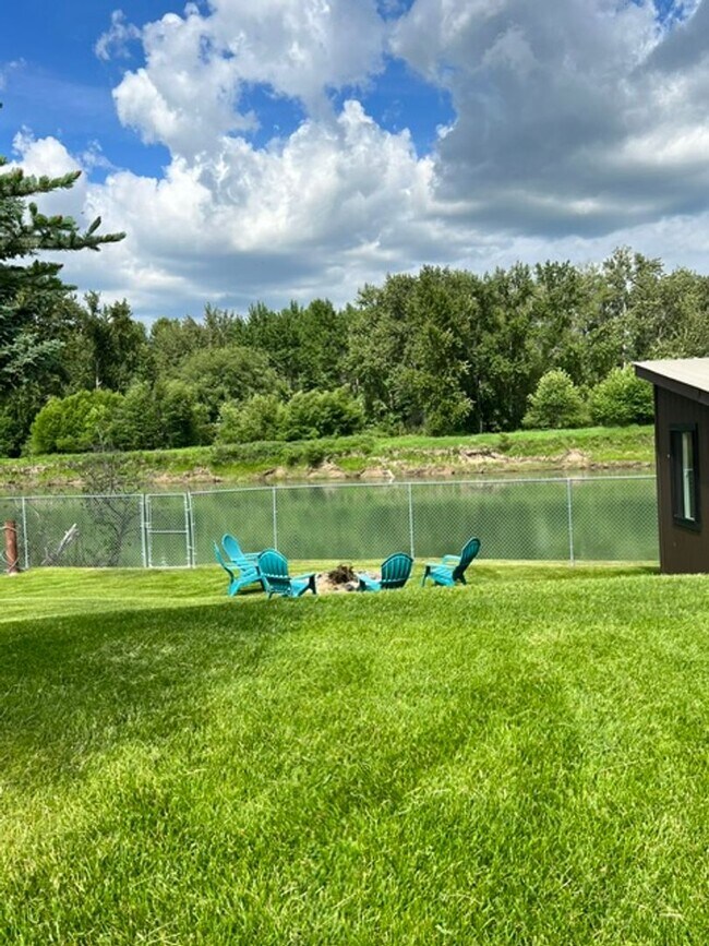 Building Photo - 3 Bedroom River Front Home!