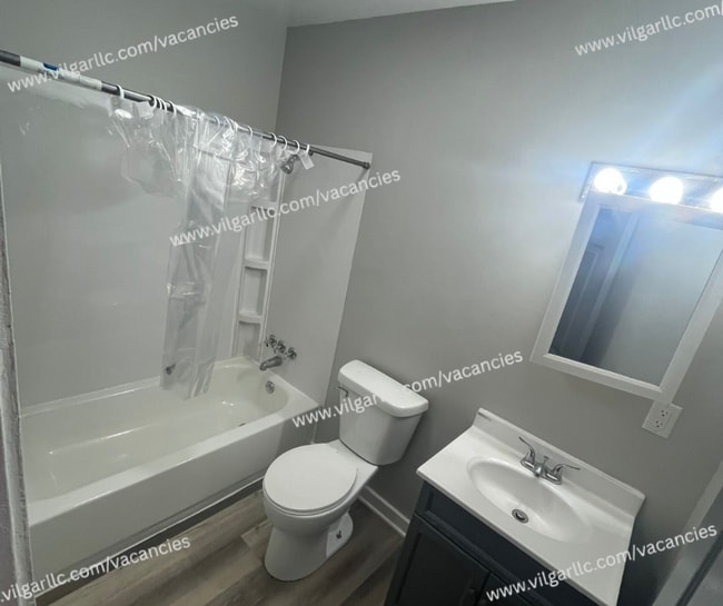 Building Photo - 3 Large Bedrooms • 1 Bathroom home in Gary...