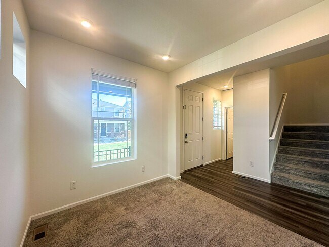 Building Photo - East Facing 3bd 2.5ba paired home in Sende...