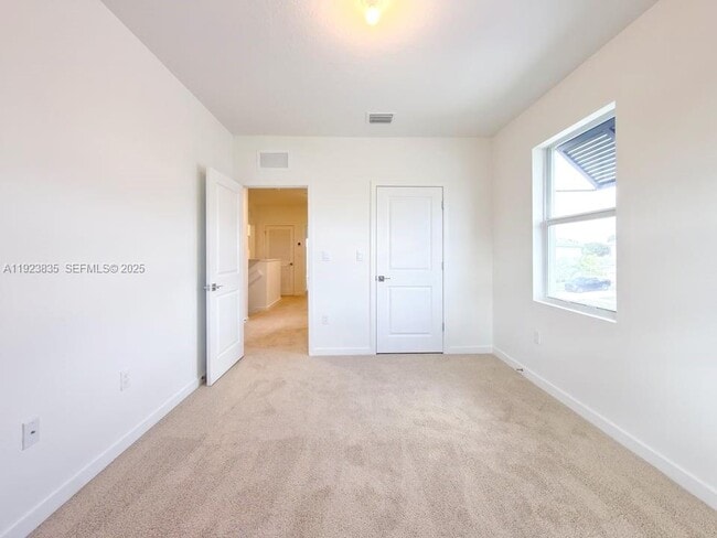 Building Photo - 196 NE 13th Ave