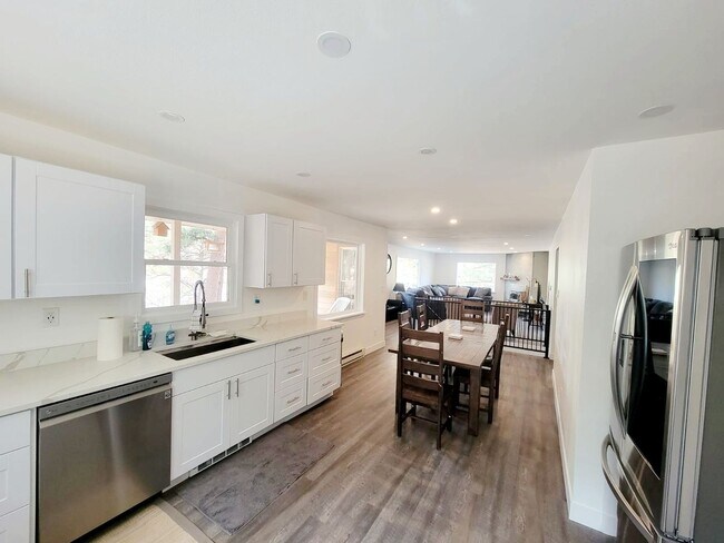 Building Photo - Spacious 4-bedroom + study home; Includes Hot tub and Pool Table - Avail. Now!