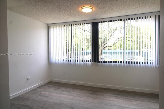Building Photo - 3750 Inverrary Dr