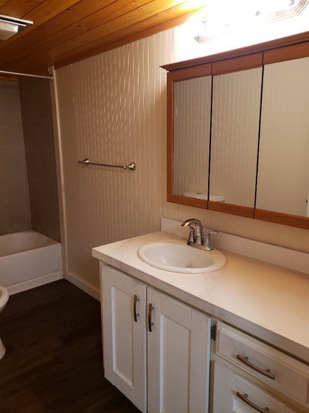 Building Photo - 618 11th St W