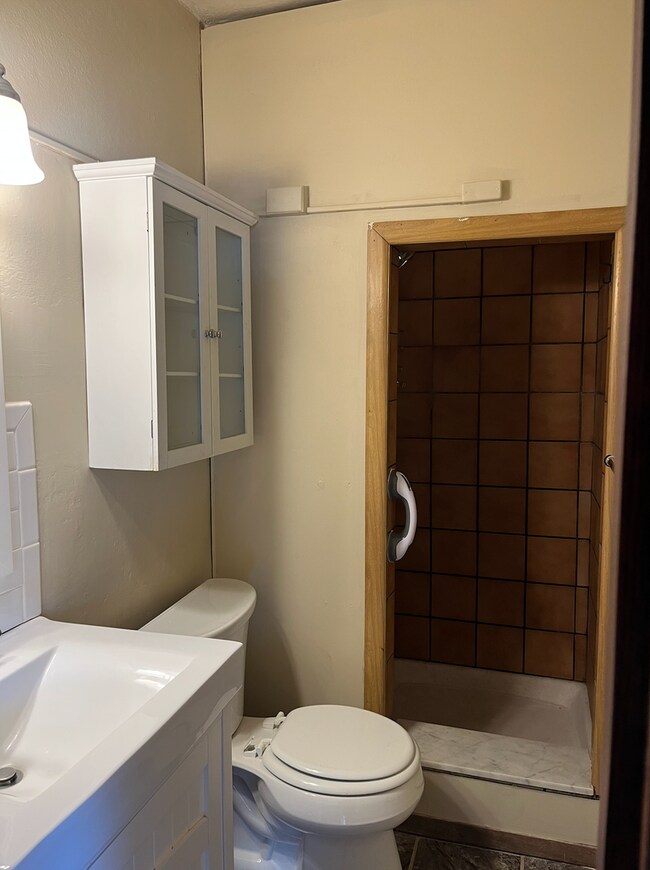 Building Photo - Charming, Vintage, Downtown Apartment