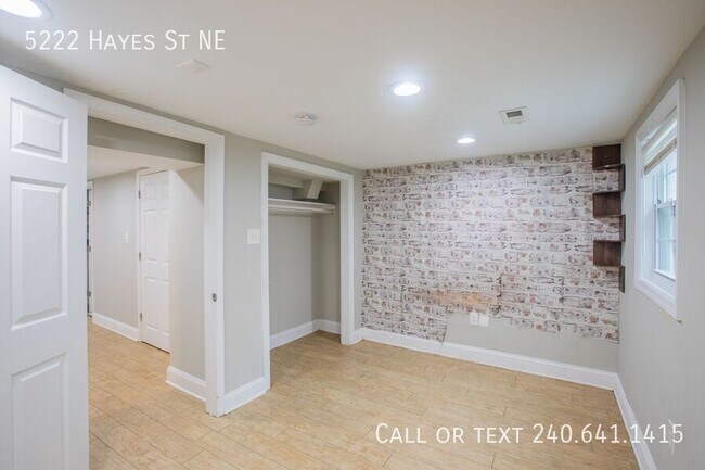 Building Photo - 5222 Hayes St NE
