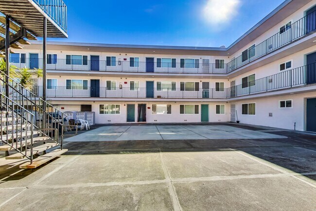 Building Photo - 1008 E 23rd St