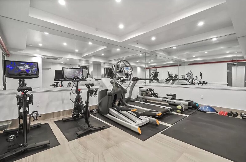 Building Photo - 695 6th Ave