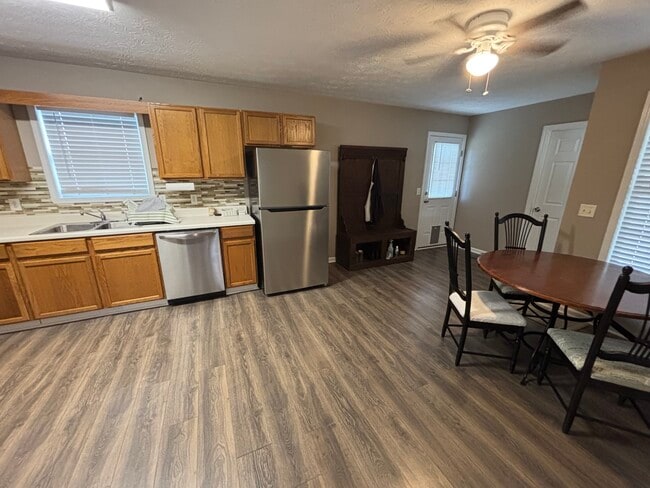 Building Photo - 608 Lakeview Dr