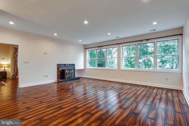 Building Photo - 43840 Bardmore Way