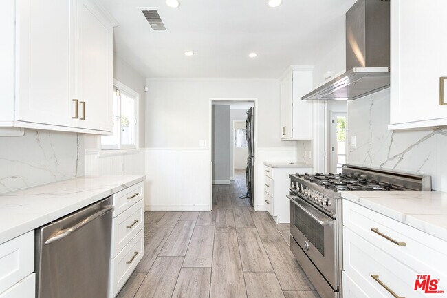 Building Photo - 1210 S Bedford Dr