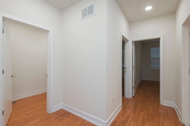 Building Photo - 1405 N Sydenham St