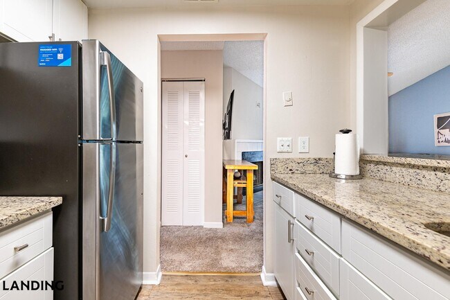 Building Photo - 1000 Palm Pl Dr NE