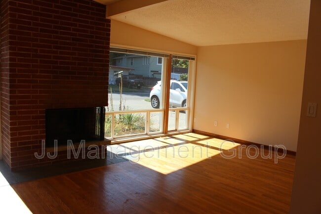 Primary Photo - 16020 SE 9th St