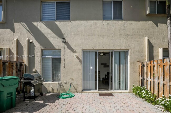 Building Photo - 5741 NW 112th Ct