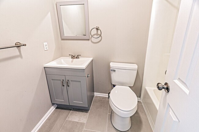Building Photo - 2 bedroom, 2.5 bathroom townhome in Newark