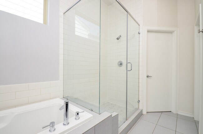 Building Photo - 1310 Delano St