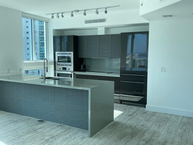 Building Photo - 1080 Brickell Ave